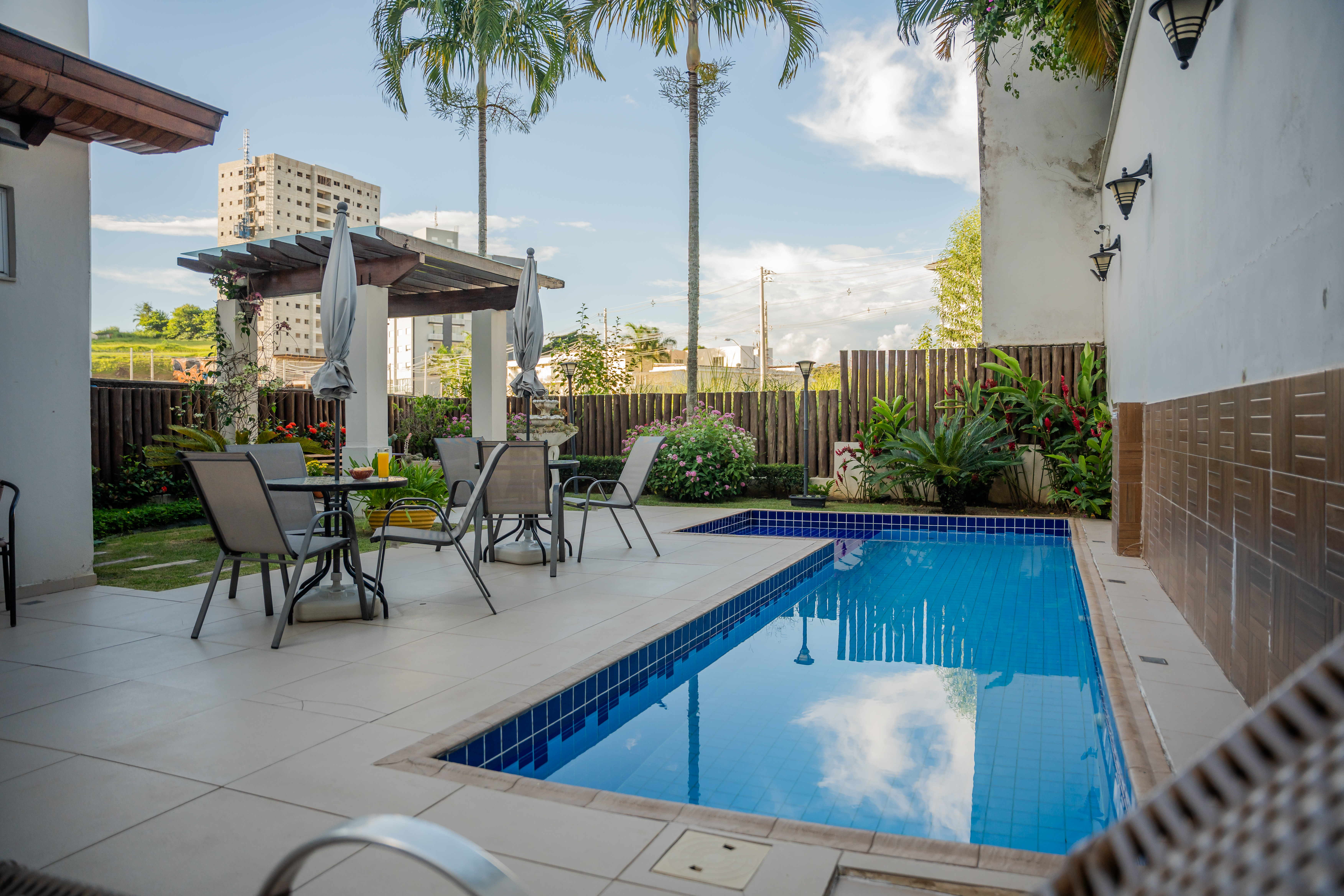 Dias leves à beira da piscina — foto 1